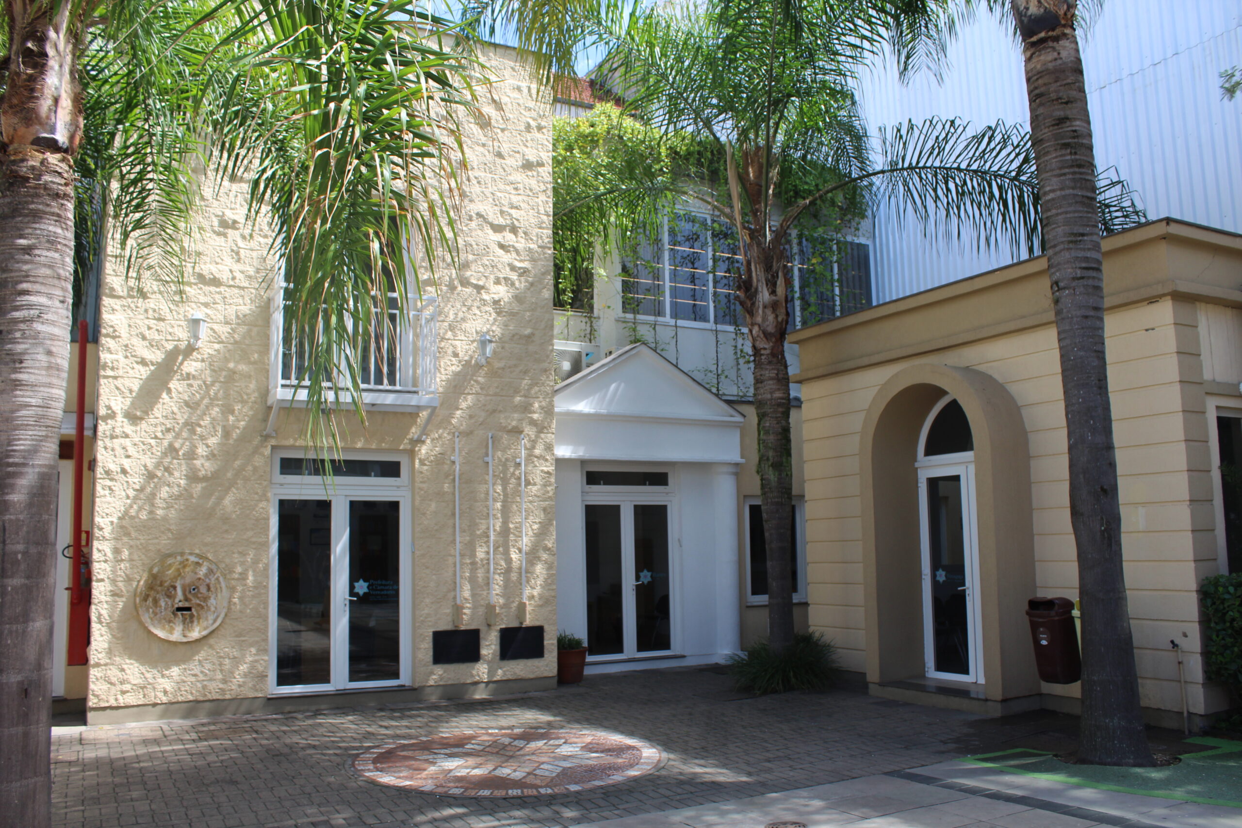Prefeitura, banco e sinagoga